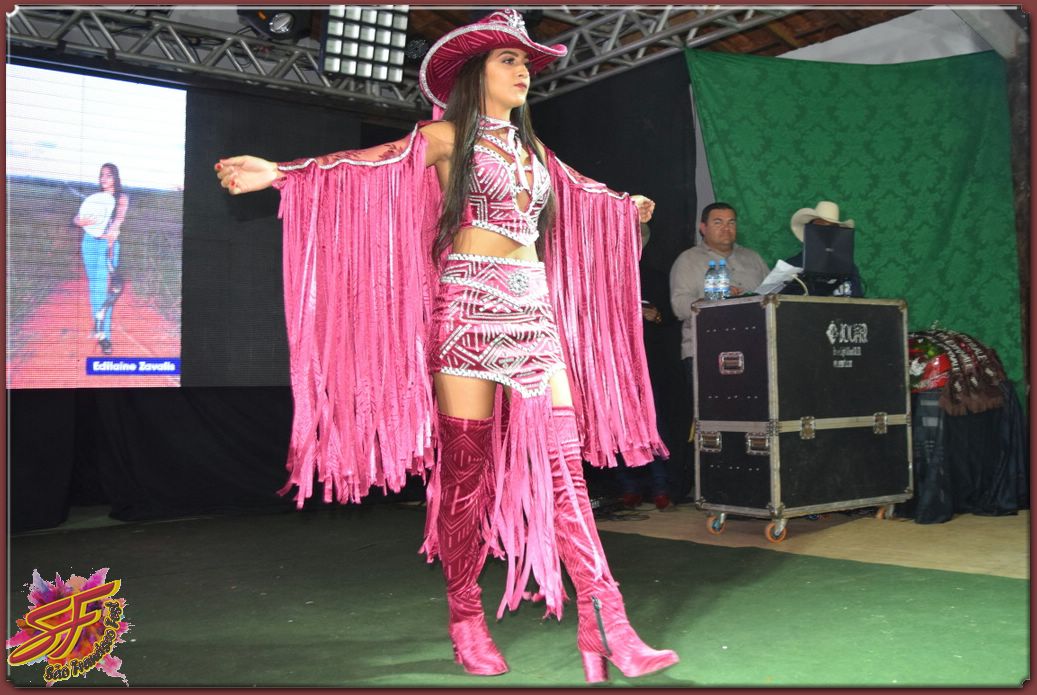 DESFILE DA RAINHA DA EXPOVALE 2019